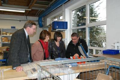 Im Bereich Verpackungen. Die behinderten Menschen werden entsprechend ihrer M�glichkeiten in den verschiedenen T�tigkeitsfeldern  eingesetzt. Von der W�scherei �ber Verpackungen und Montagen bis hin zum  Bereich, in dem die Pflege und Betreuung im Vordergrund steht. 